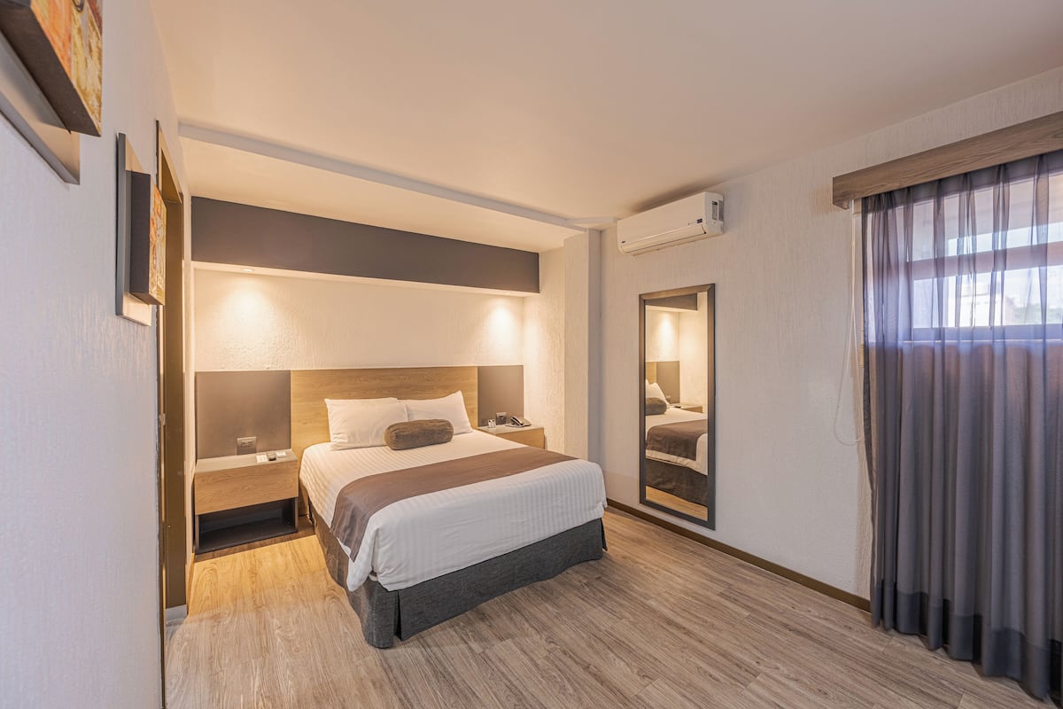 Habitación estándar, 1 cama de matrimonio | Minibar, caja fuerte, escritorio y cortinas opacas