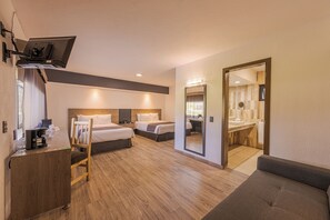 Suite junior | Minibar, caja de seguridad en la habitación y escritorio 