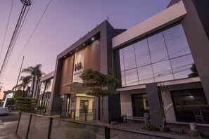 Vista frontal de la propiedad