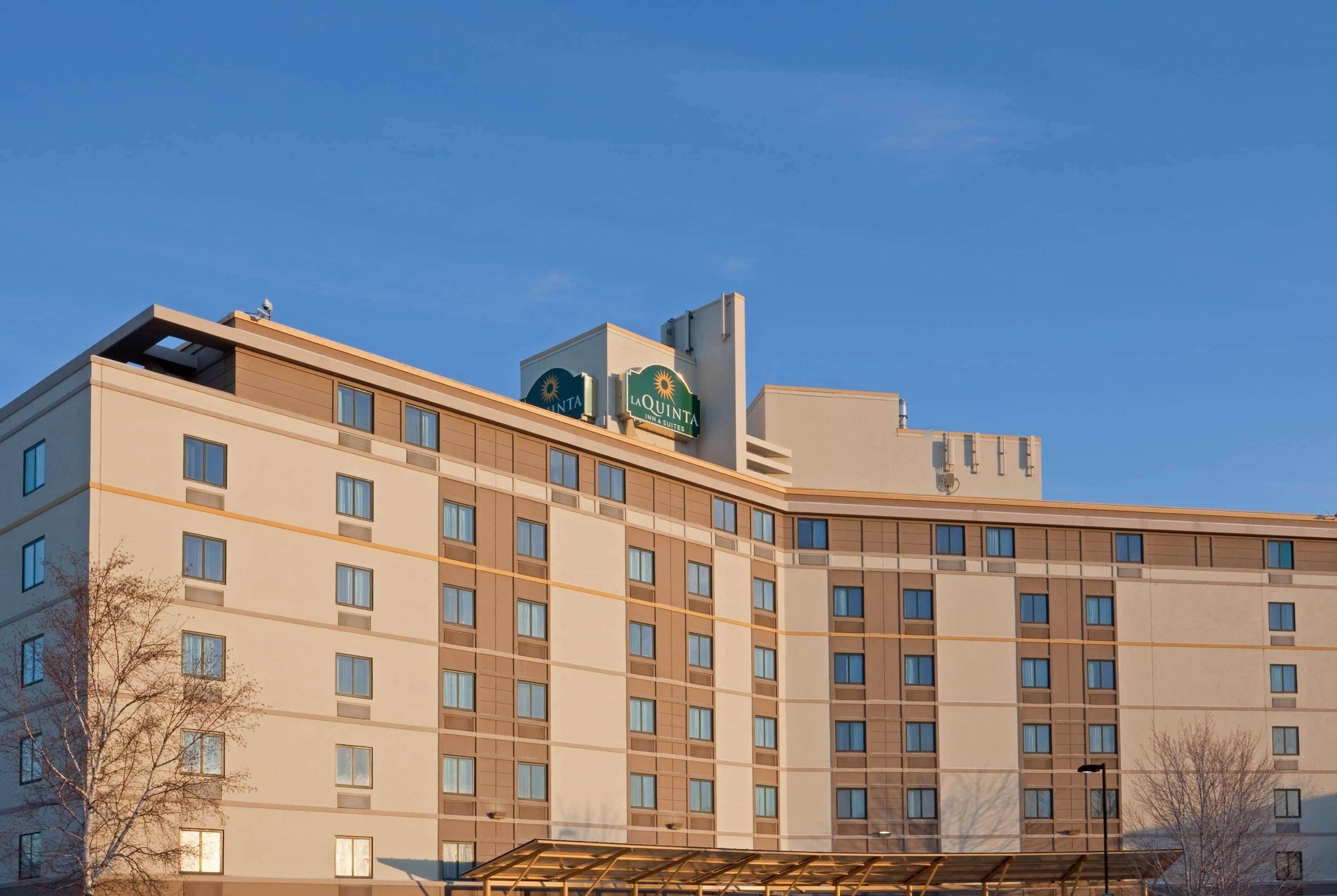 Een meerlaags hotel met een opvallend bord waarop 