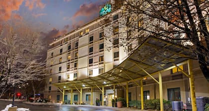La Quinta Inn & Suites by Wyndham Boston Somerville