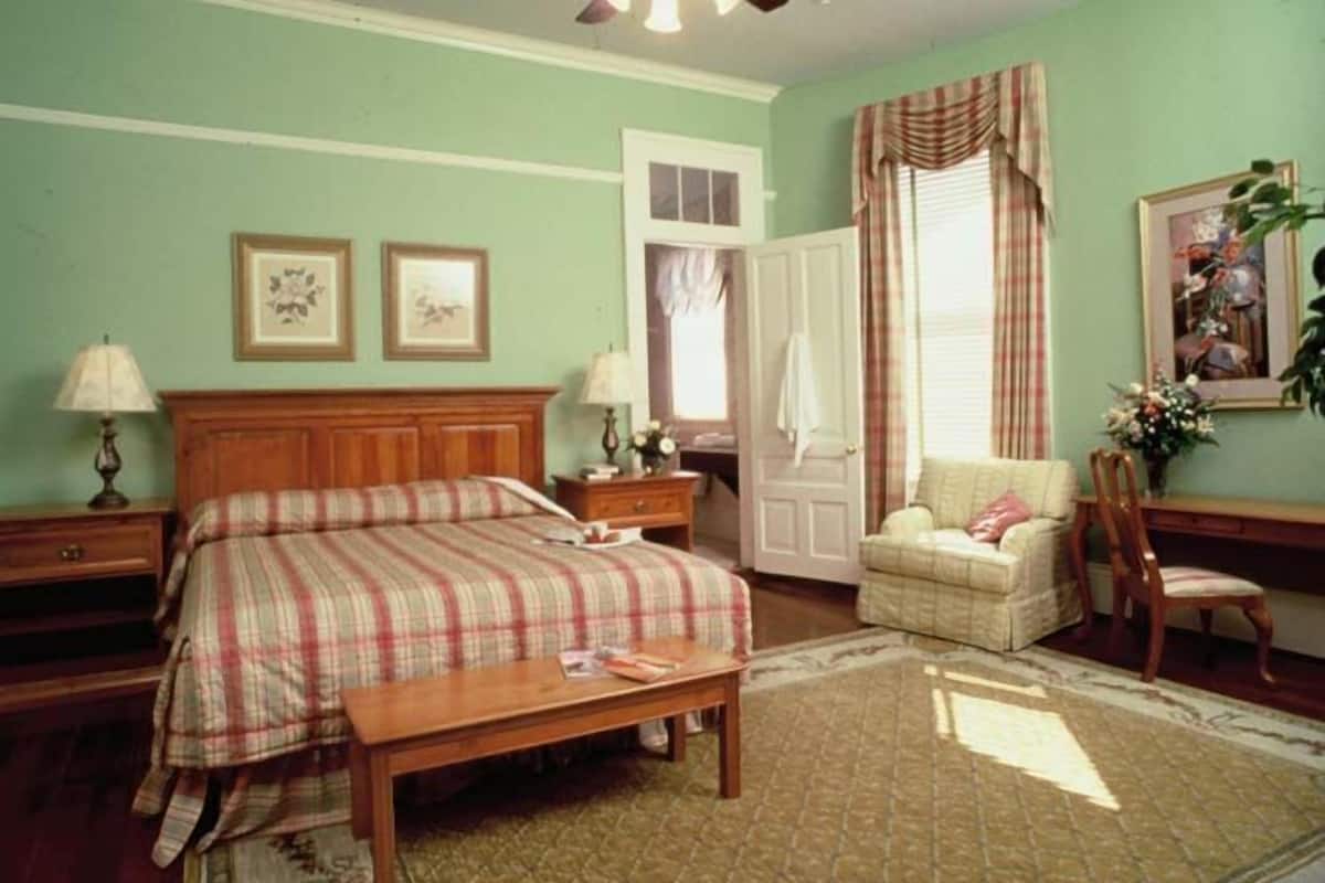 Deluxe Room, 1 Queen Bed | Premium bedding, in-room safe, desk, blackout drapes