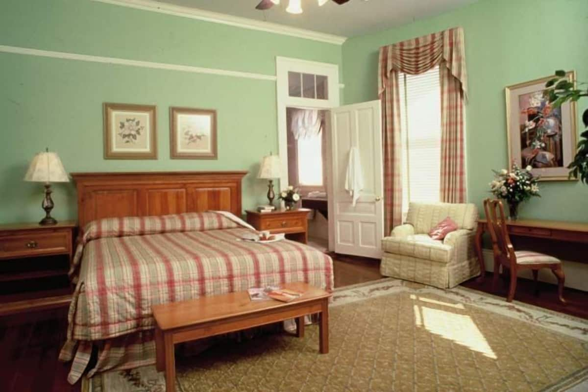 Deluxe Room, 1 Queen Bed