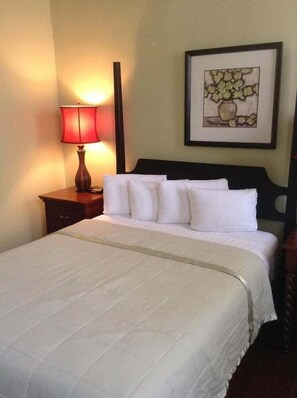 Deluxe Room, 1 Queen Bed | Premium bedding, in-room safe, individually decorated, desk