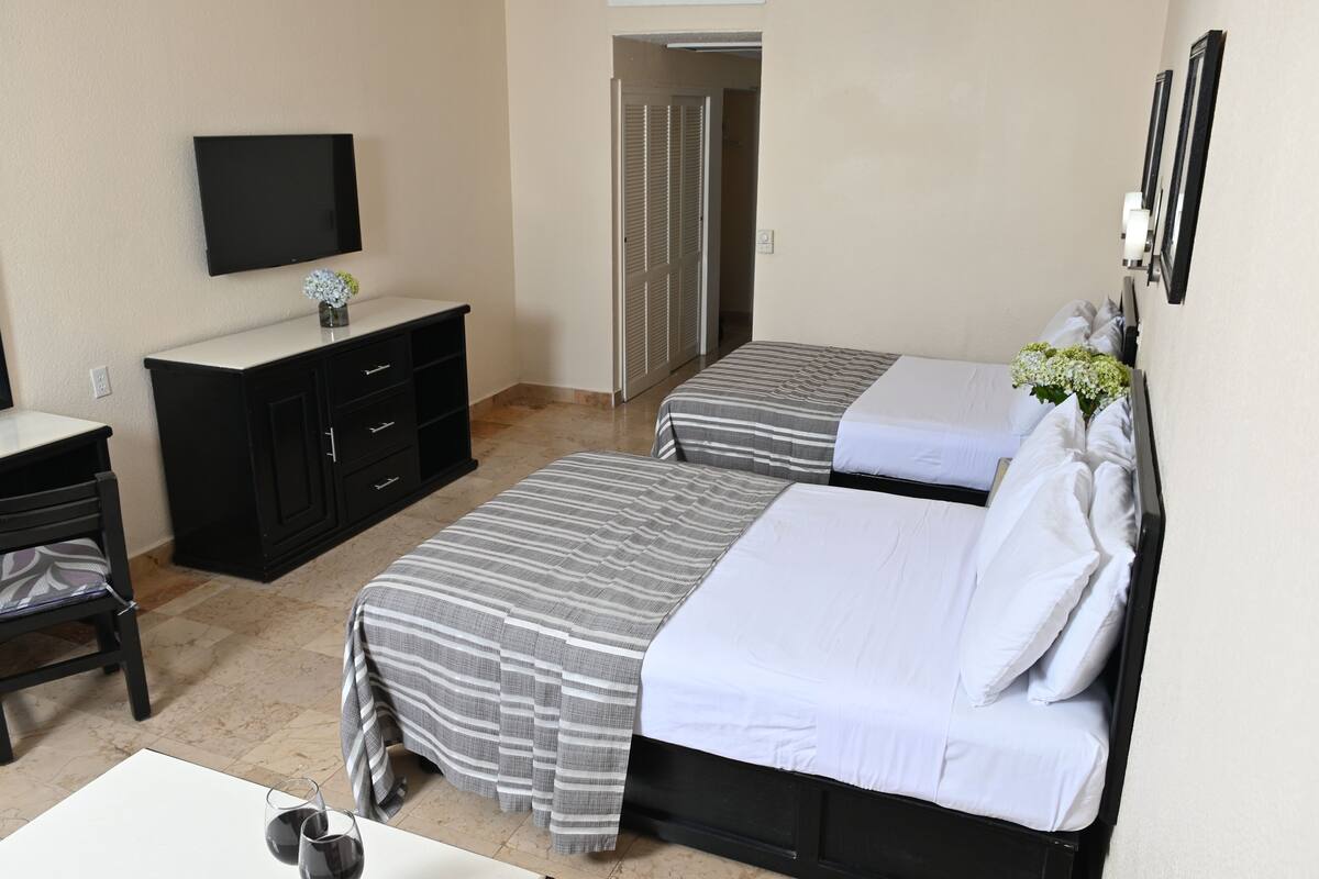 Standard Room with Balcony | 1 室のベッドルーム、デスク、WiFi (無料)、ベッドシーツ