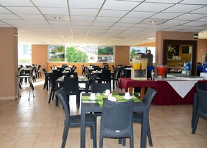 Petit-déjeuner servi sur place, vue sur la piscine 