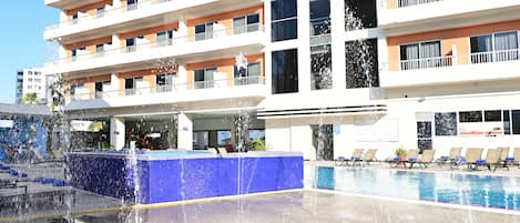 Outdoor pool, pool umbrellas, sun loungers