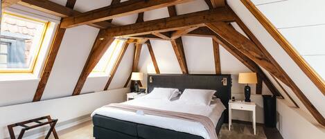 Suite Luxury, vista giardino | Biancheria da letto di alta qualità, minibar, una cassaforte in camera