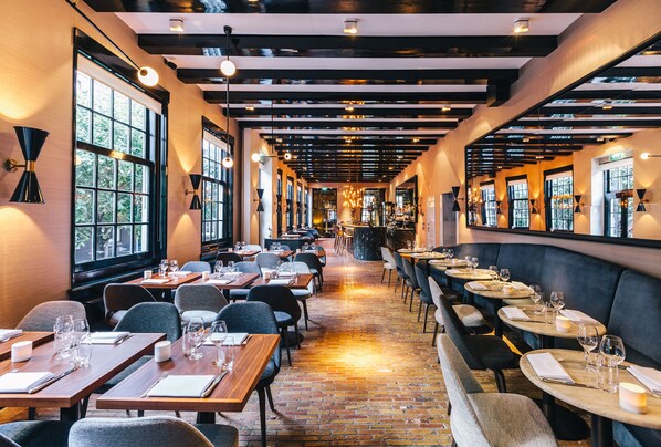 3 restaurants, breakfast, lunch, dinner served; French cuisine 
