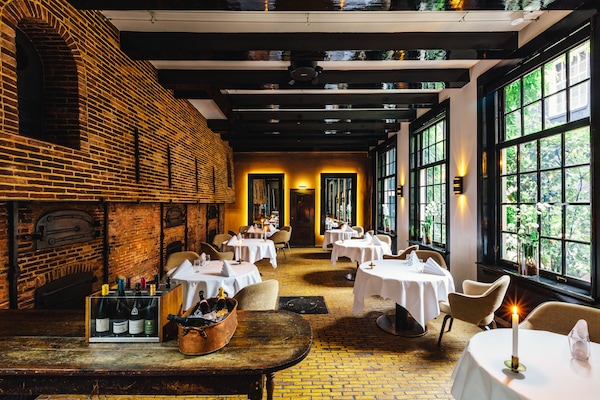3 restaurants; breakfast, lunch, and dinner served