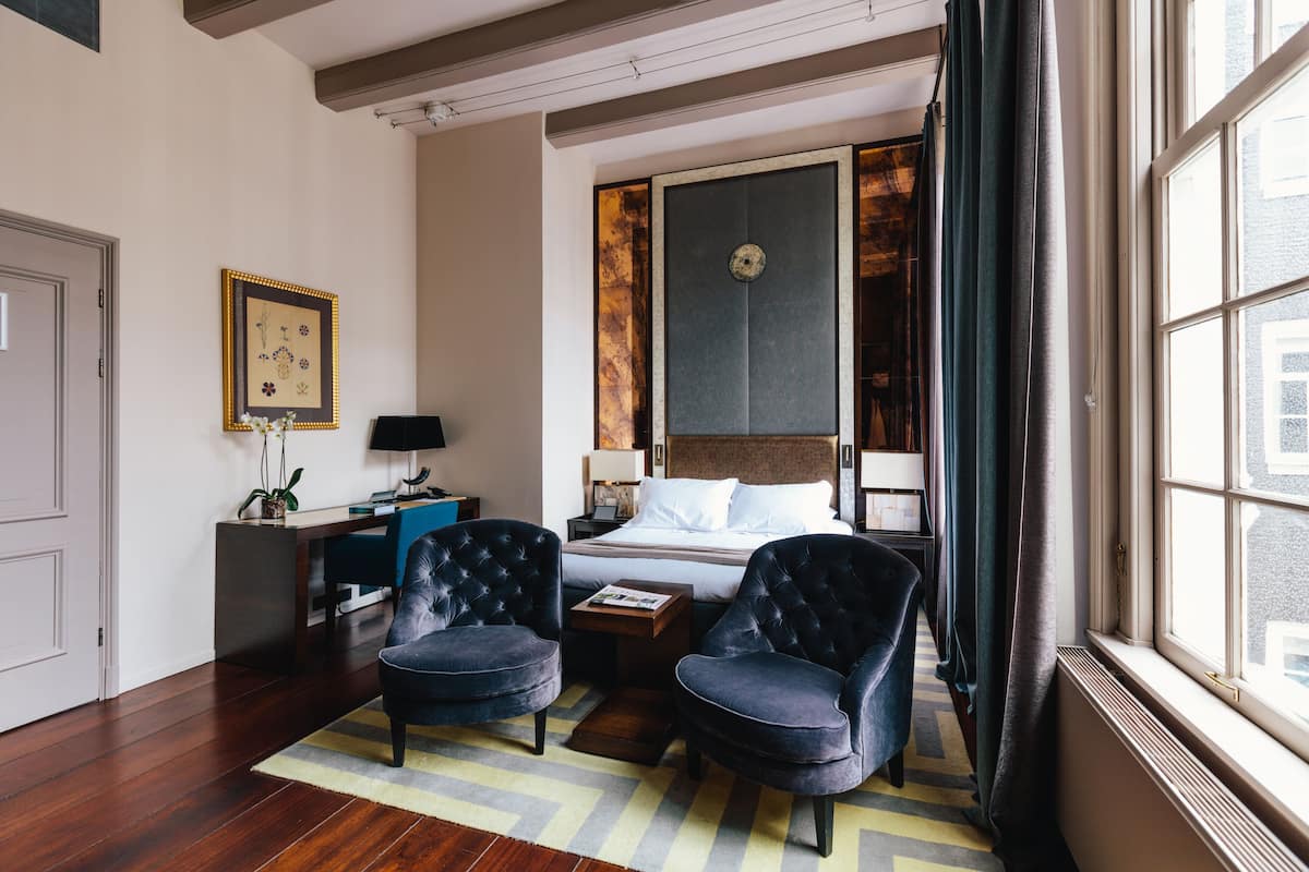 Chambre luxueuse double | Literie de qualité, minibar, coffre-fort, décor unique