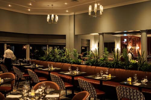 Déjeuner, dîner et souper servis sur place