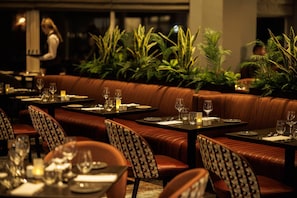 早餐,供應午餐和晚餐