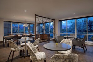 Breakfast, lunch, dinner served; American cuisine, al fresco dining 