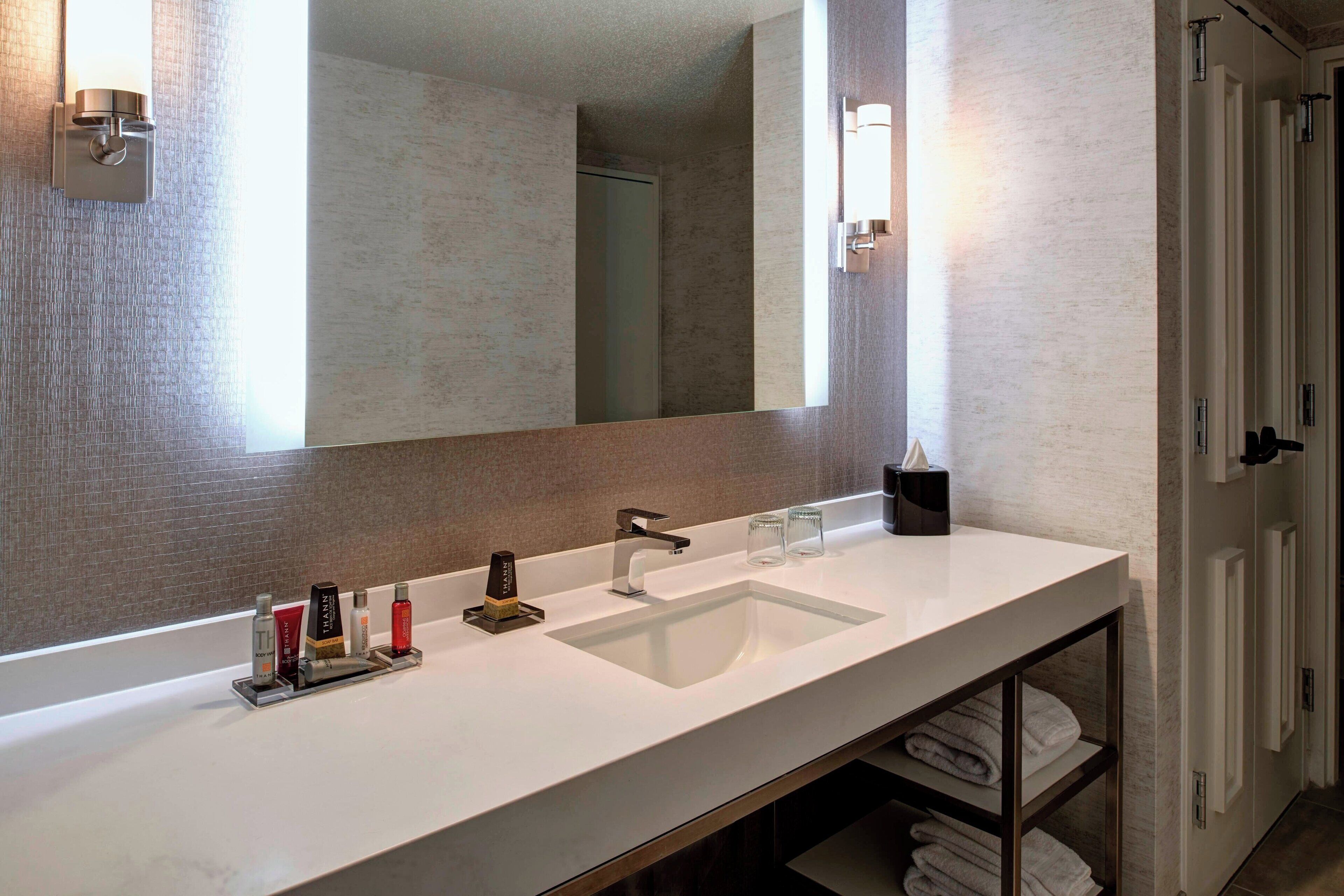 suite, 1 bedroom | bathroom | combined shower/bathtub, free toiletries, hair dryer, towels