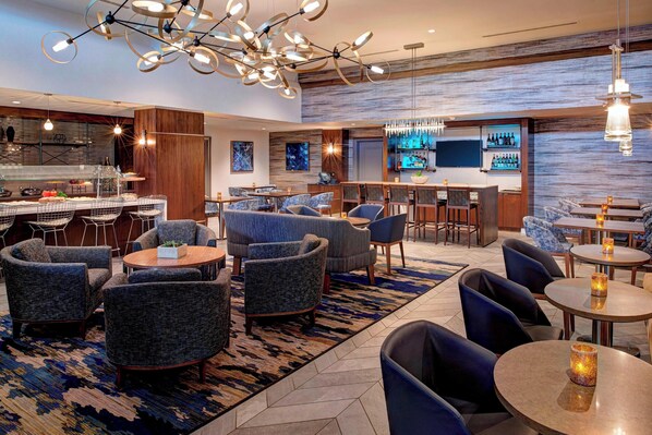 2 bars/lounges