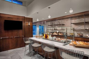 Tägliches Frühstücksbuffet (17 USD pro Person)