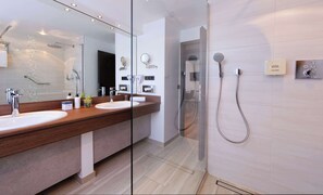 Suite | Bathroom | Hair dryer, slippers, towels, soap - ATLANTIC Hotel Landgut Horn (Bremen)