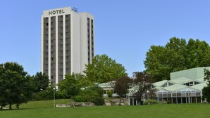 Un edificio alto de hotel con un cartel que dice "HOTEL" en la parte superior.