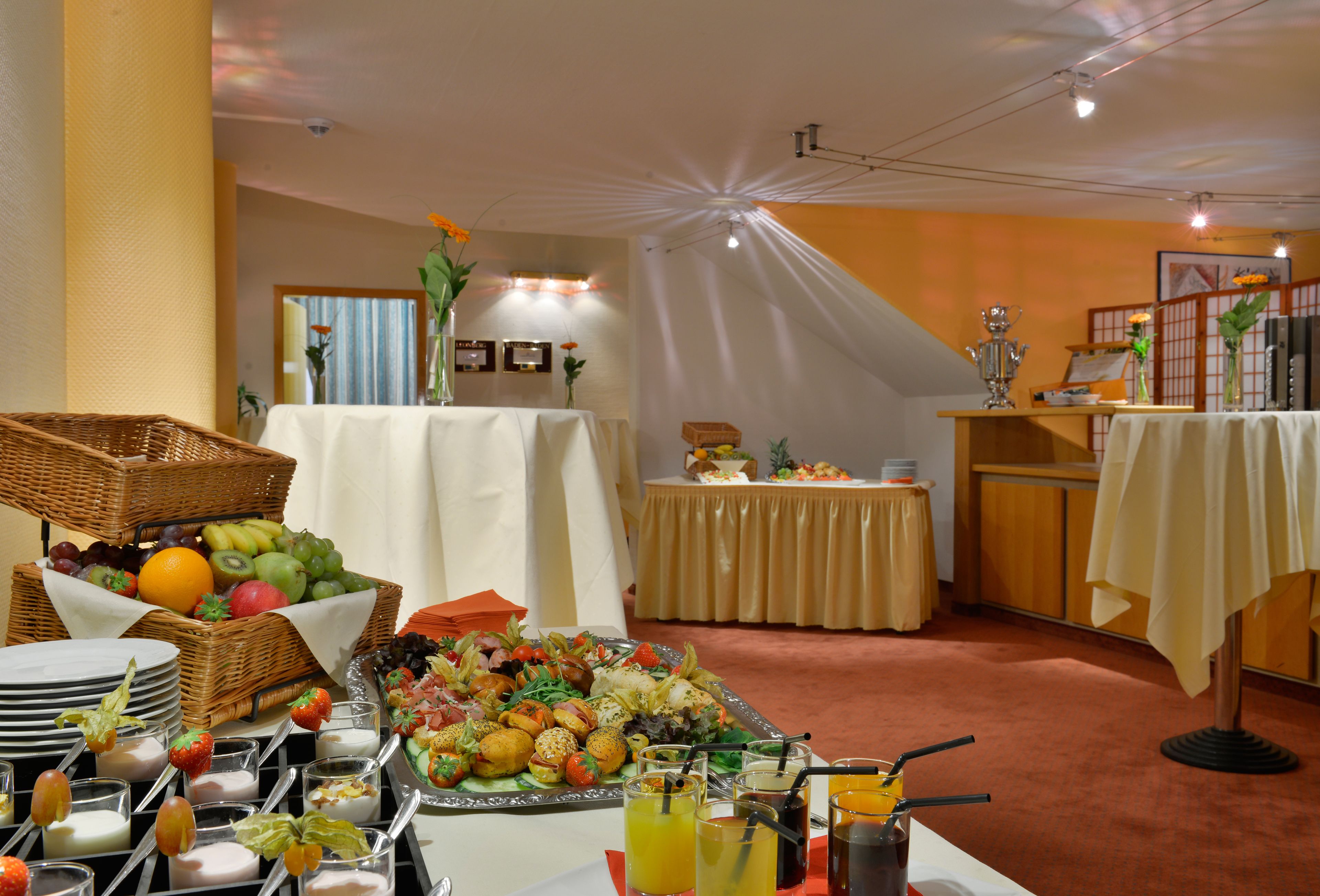 Ein reichhaltiges Buffet mit verschiedenen Speisen und Getränken.