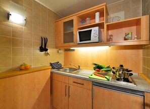 Apartment | Private kitchen | Mini-fridge, coffee/tea maker