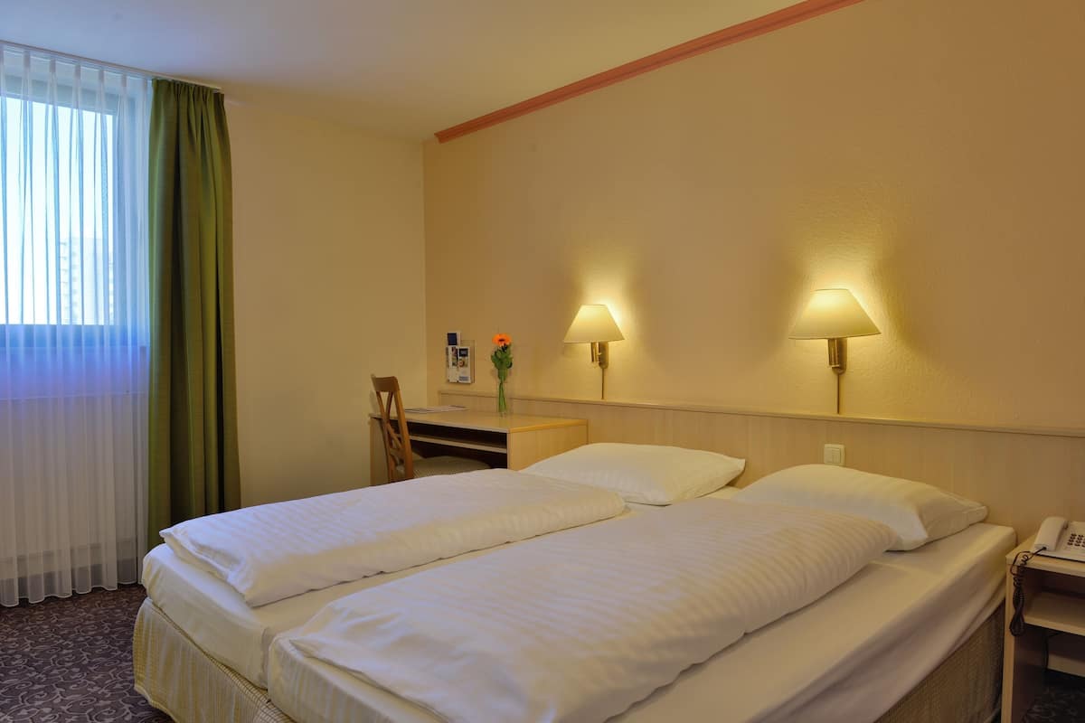 Habitación estándar con 2 camas individuales | 2 habitaciones, ropa de cama hipoalergénica y escritorio