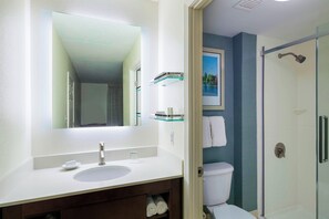 Een bad/douchecombinatie, gratis toiletartikelen, een haardroger