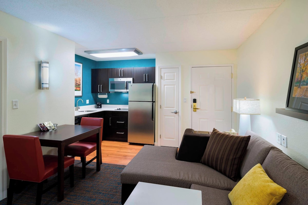 1 bedroom, hypo-allergenic bedding, desk, laptop workspace