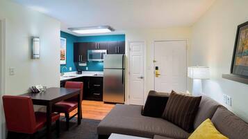 Allergikerbettwaren, Schreibtisch, laptopgeeigneter Arbeitsplatz