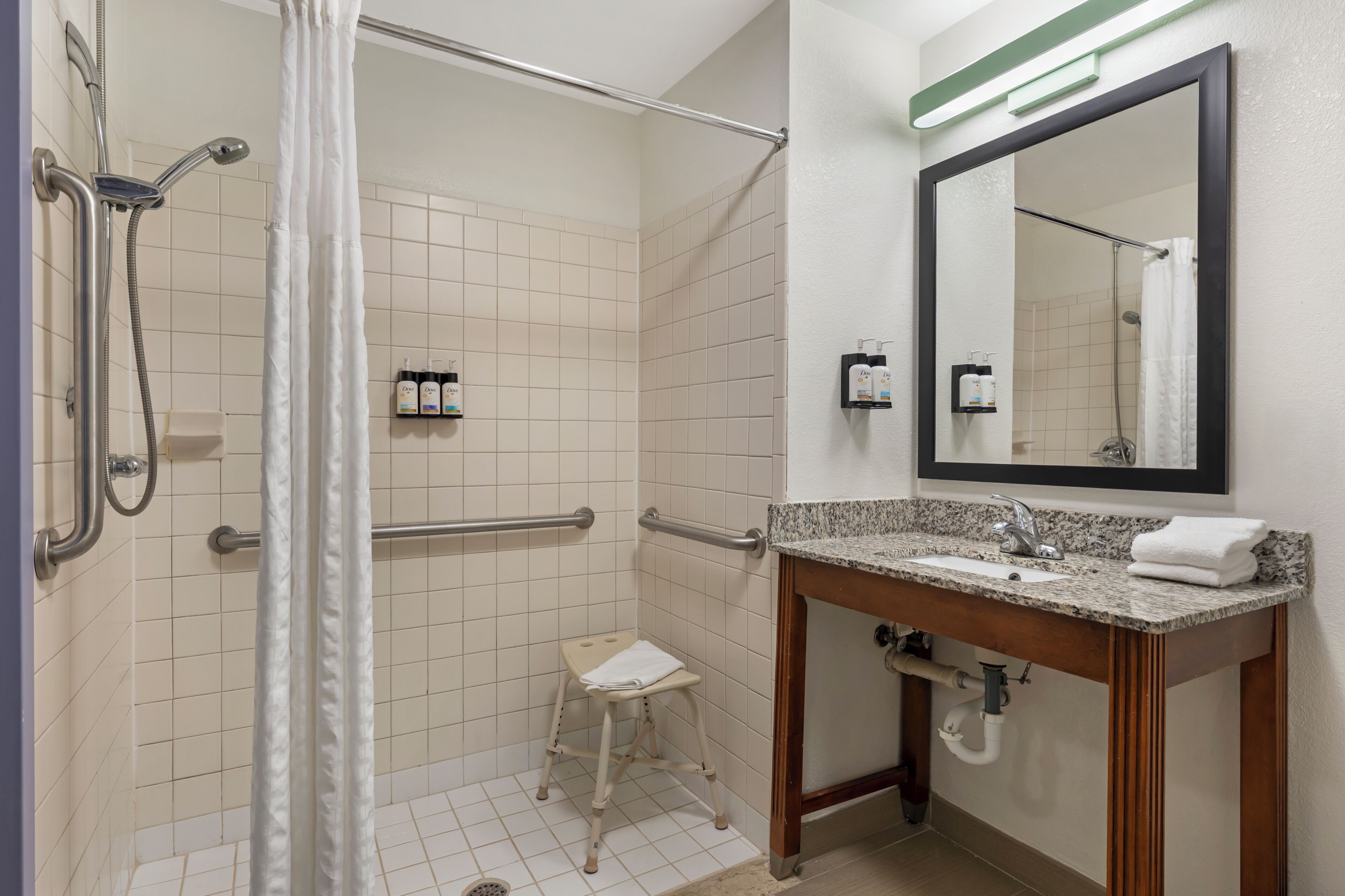 Ensemble baignoire-douche, articles de toilette (gratuits)