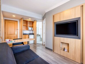 Minibar, caja fuerte, escritorio y cortinas opacas