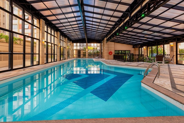 Piscina interna, funciona das 9h às 22h, espreguiçadeiras