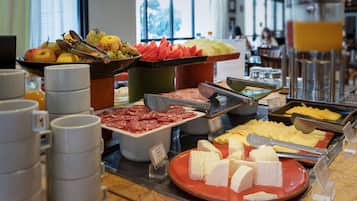 Café da manhã com buffet todos os dias mediante uma taxa