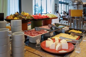 Tägliches Frühstücksbuffet gegen Gebühr