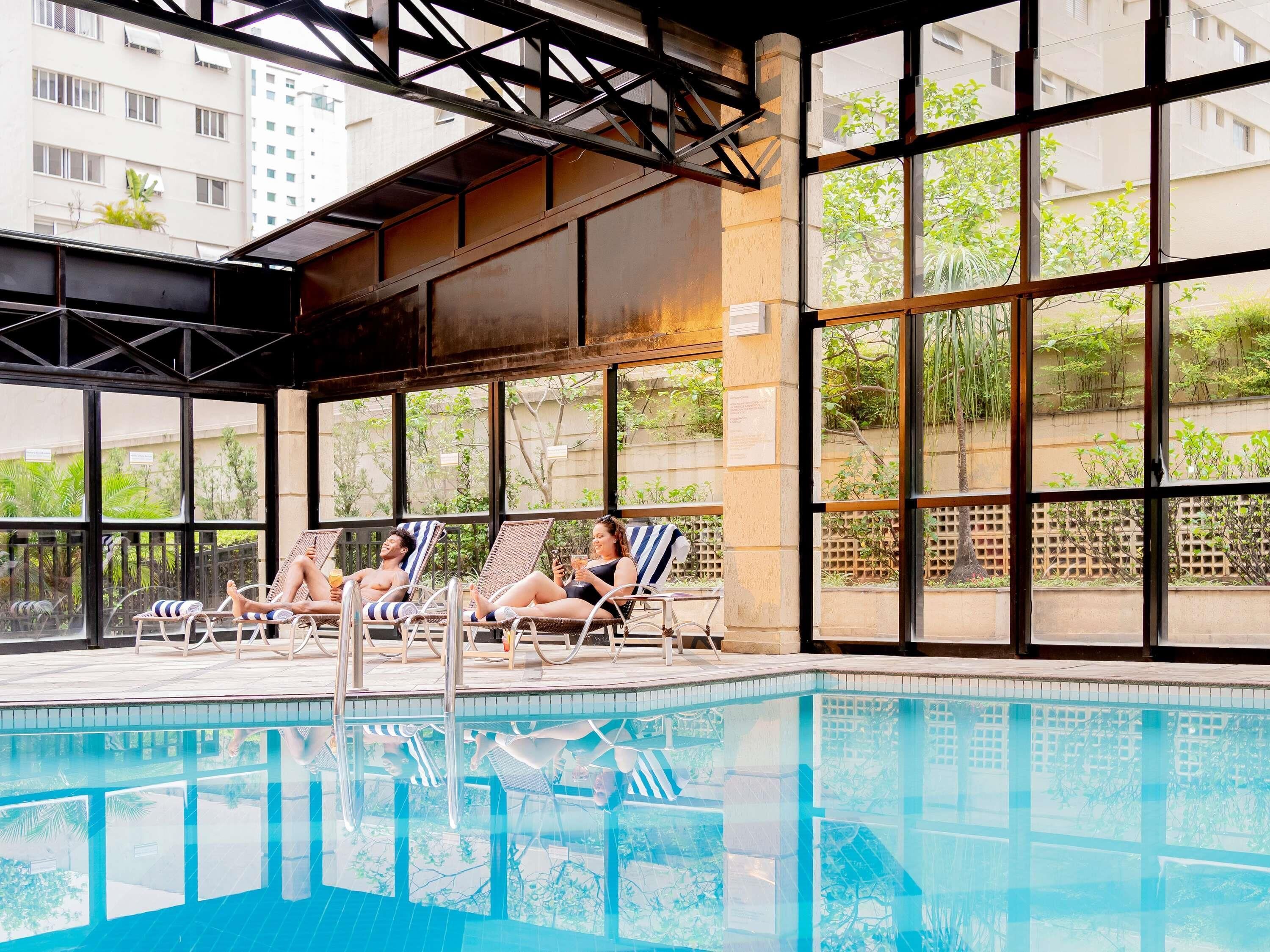Piscine couverte, accès possible de 09 h 00 à 22 h 00, chaises longues 