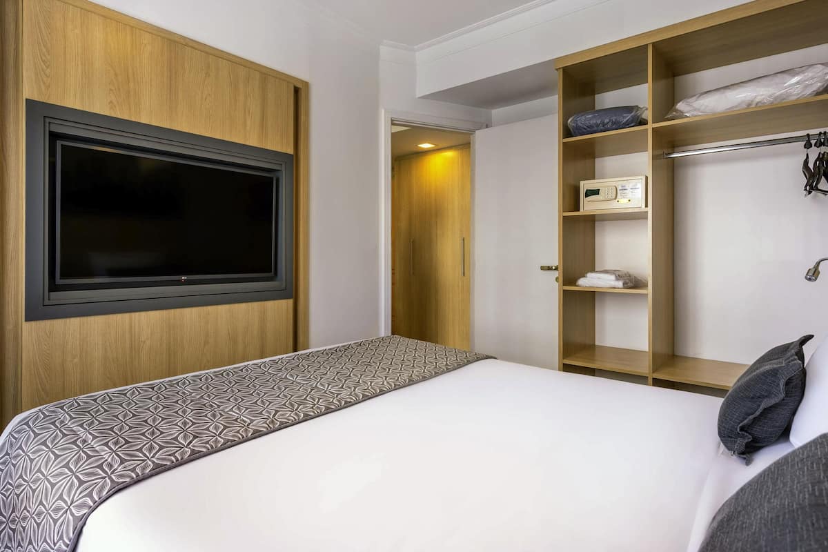 Habitación estándar, 1 cama matrimonial | 1 habitación, minibar, caja de seguridad en la habitación y escritorio