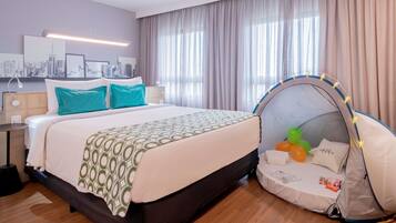 1 quarto, frigobar, cofres nos quartos, escrivaninha