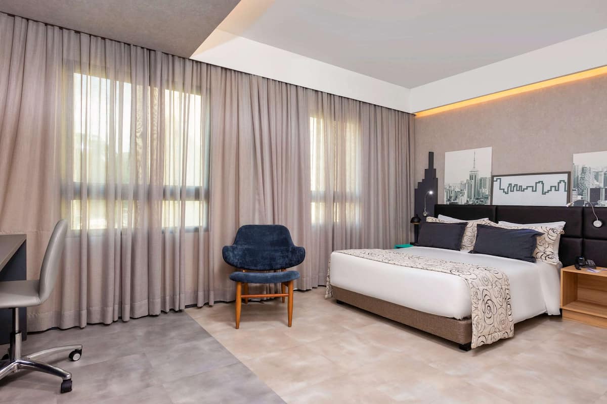 Apartment, 1 Double Bed (Accessible) | 1 bedroom, minibar, in-room safe, desk