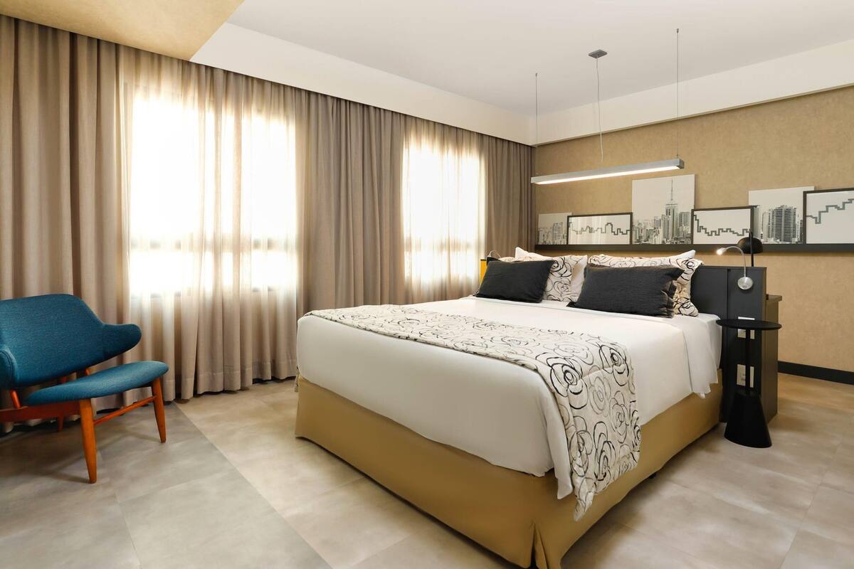Deluxe appartement, 1 tweepersoonsbed | 1 slaapkamer, een minibar, een kluis op de kamer, een bureau