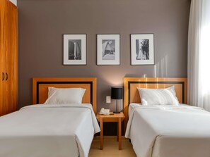 Standard-Zweibettzimmer, 2 Einzelbetten | Minibar, Zimmersafe, Schreibtisch, Verdunkelungsvorhänge