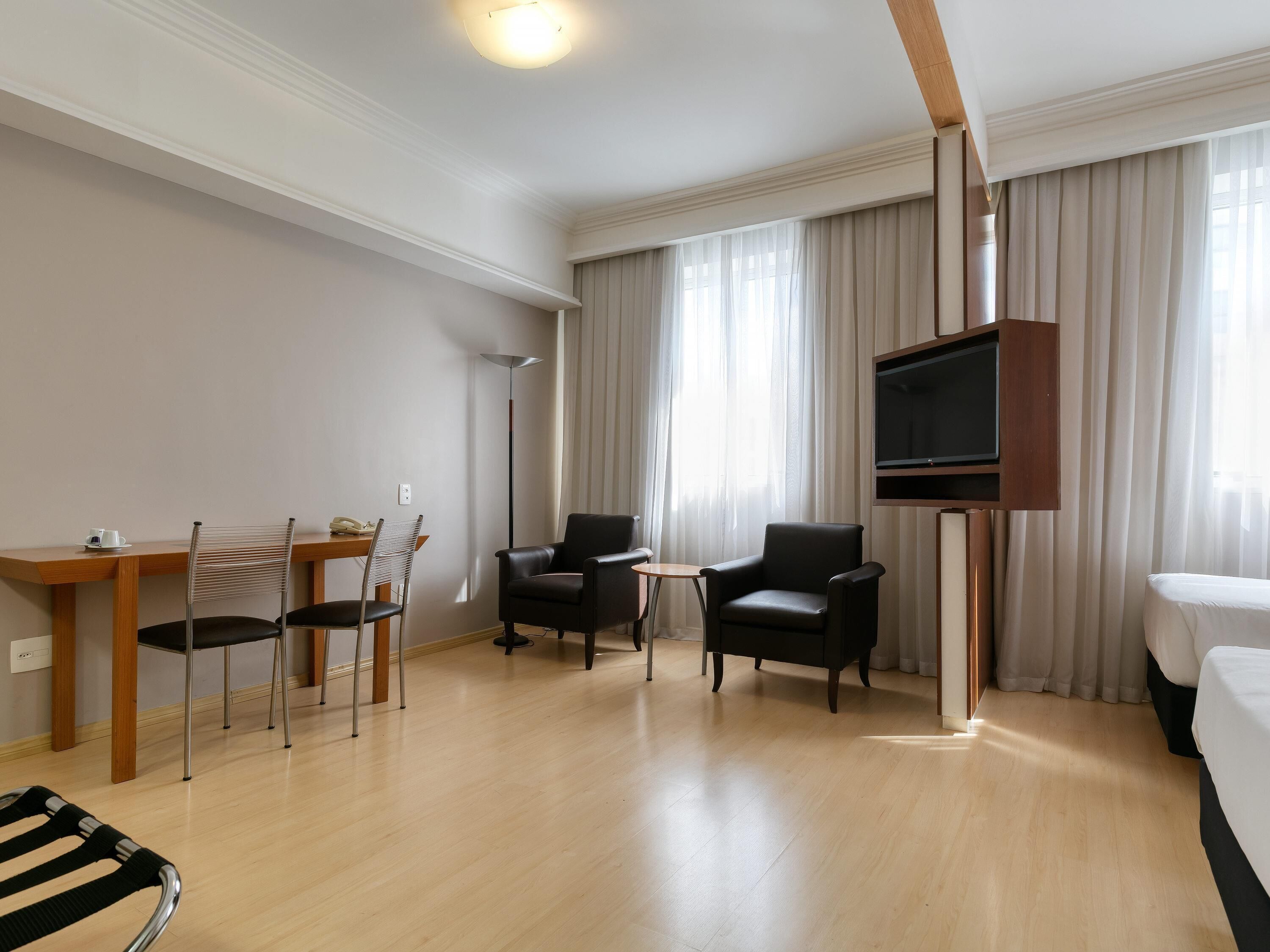 ห้องสแตนดาร์ด, เตียงใหญ่ 1 เตียง | มินิบาร์, ตู้นิรภัยในห้องพัก, โต๊ะทำงาน, ผ้าม่านกันแสง