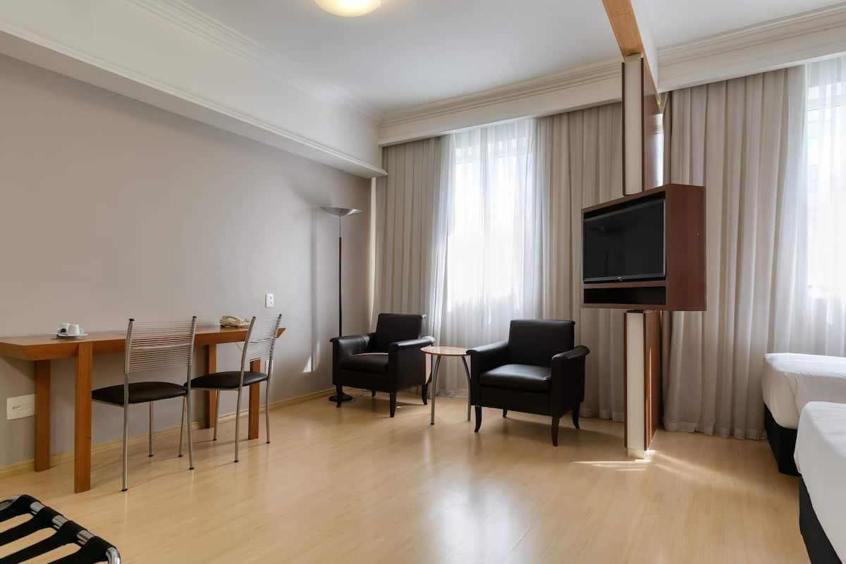 Minibar, coffres-forts dans les chambres, bureau, rideaux occultants