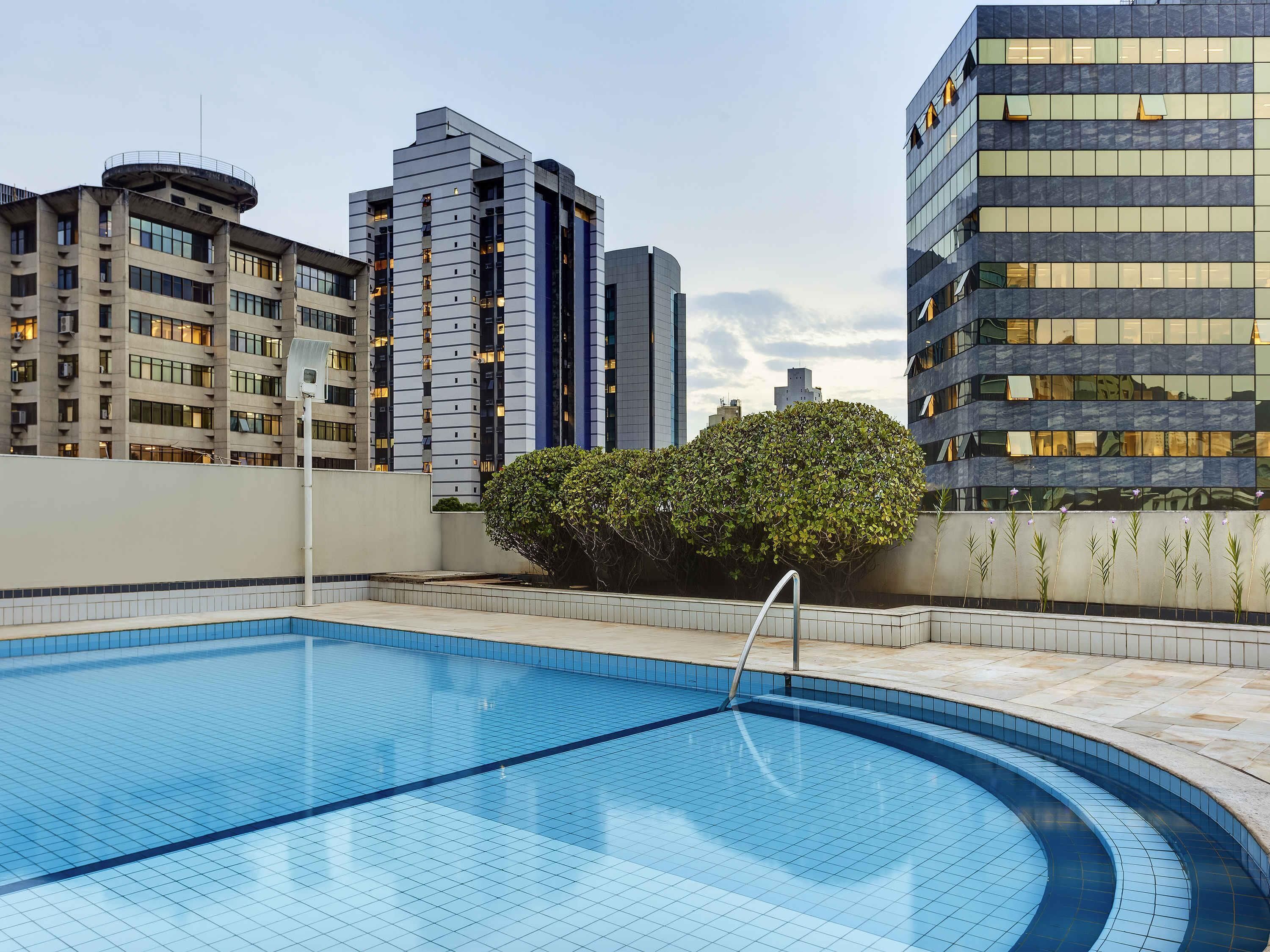 Piscina externa, espreguiçadeiras