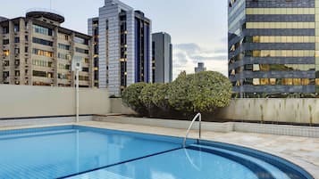 Piscina externa, espreguiçadeiras