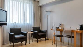 Frigobar, cofres nos quartos, escrivaninha, cortinas blackout