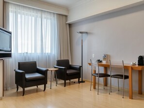 Minibar, in-room safe, desk, blackout curtains - Mercure Belo Horizonte Savassi Hotel (Belo Horizonte)