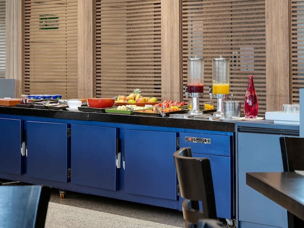 Daily buffet breakfast (BRL 52.00 per person)