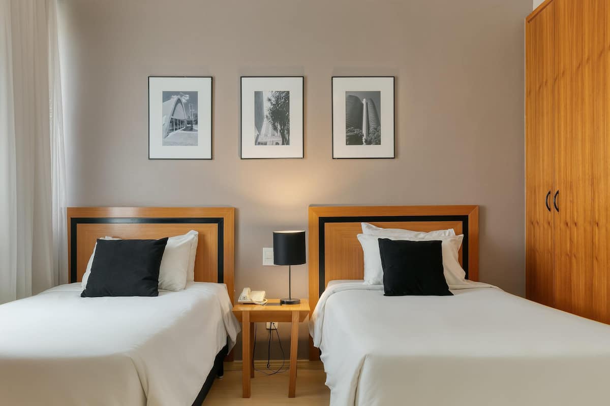 Minibar, coffres-forts dans les chambres, bureau, rideaux occultants