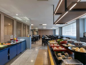 Bữa sáng buffet hàng ngày (65.00 BRL/mỗi người)
