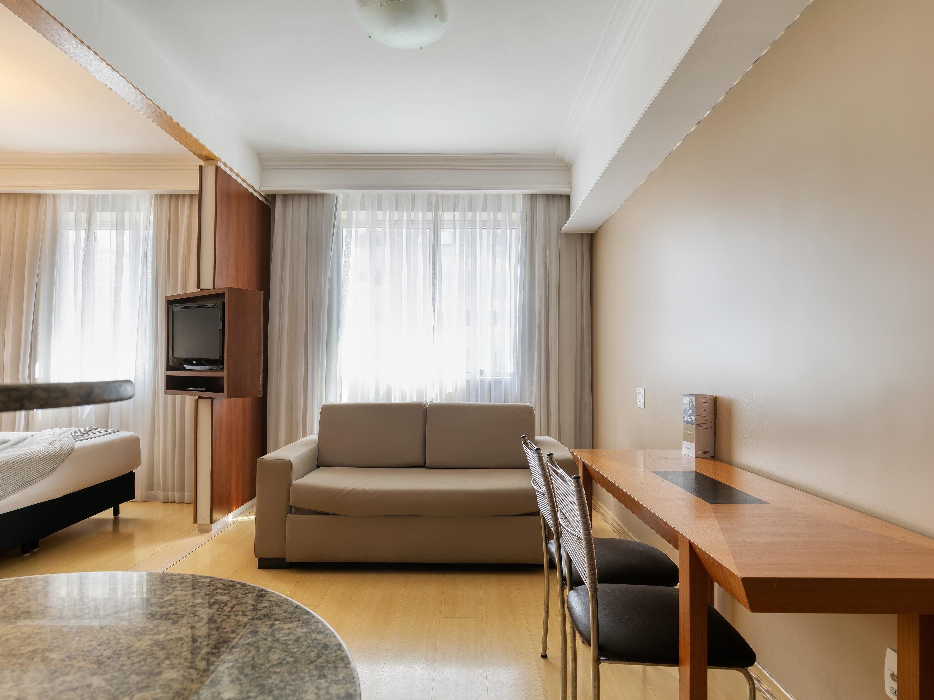 Minibar, caja de seguridad en la habitación y escritorio 